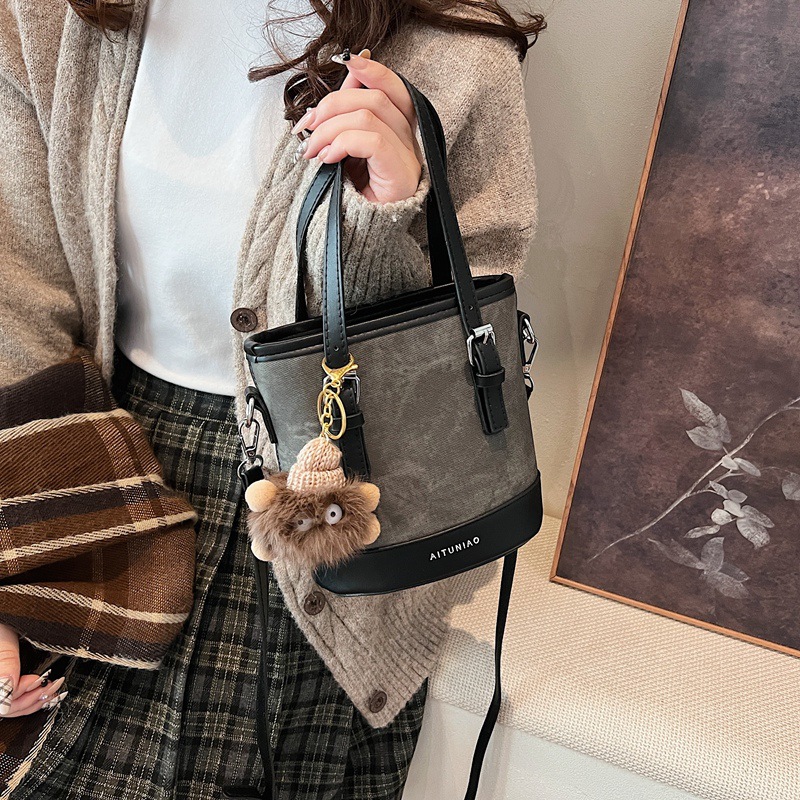 Niche design bag for women's trendy versatile crossbody bag casual commuter hand bucket bag